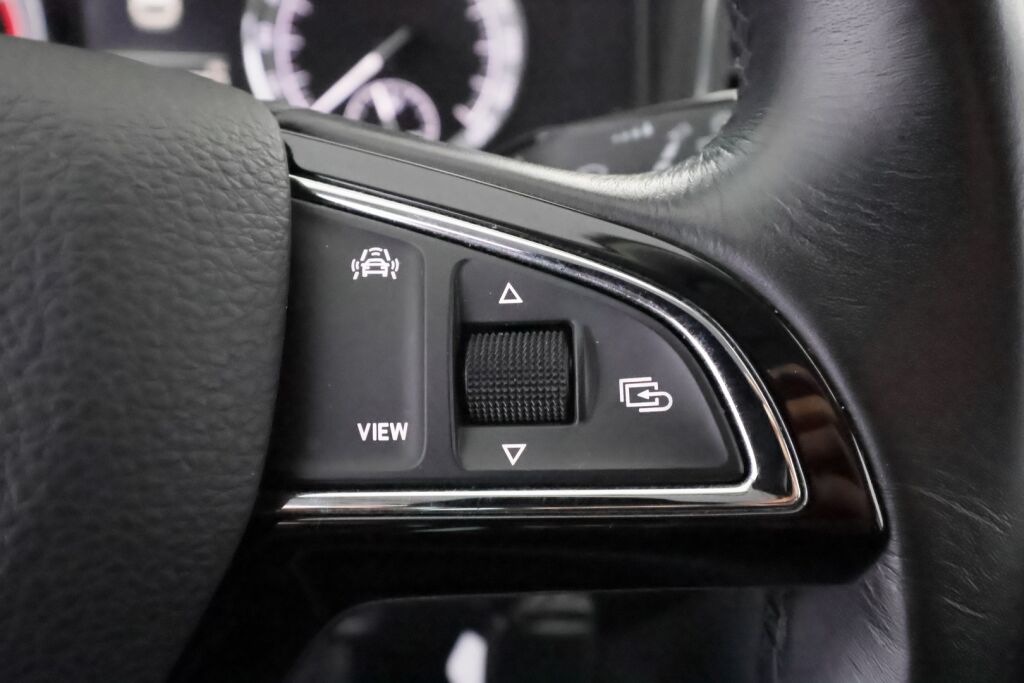 Skoda Karoq 2019 Valkoinen