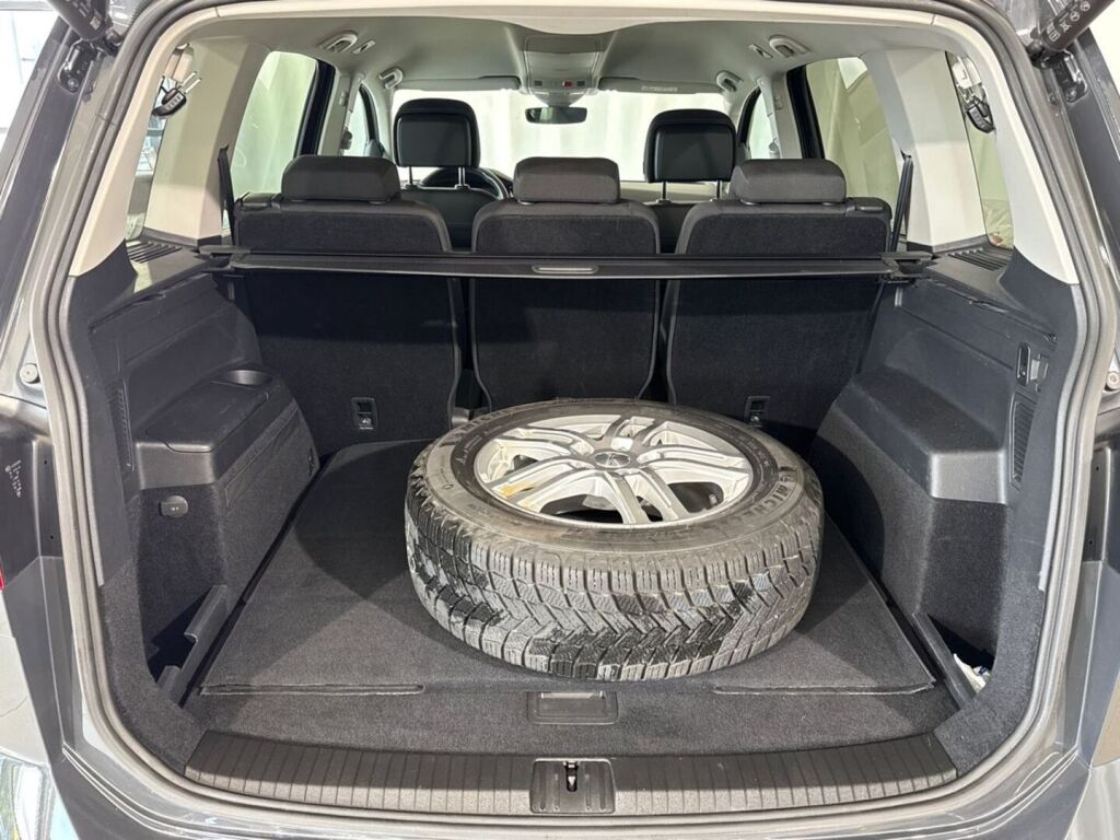 Volkswagen Touran 2023 Harmaa