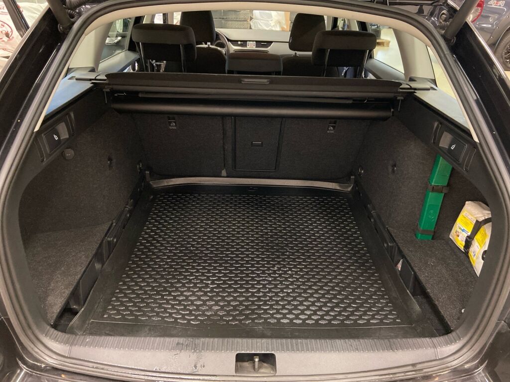 Skoda Octavia 2020 Musta