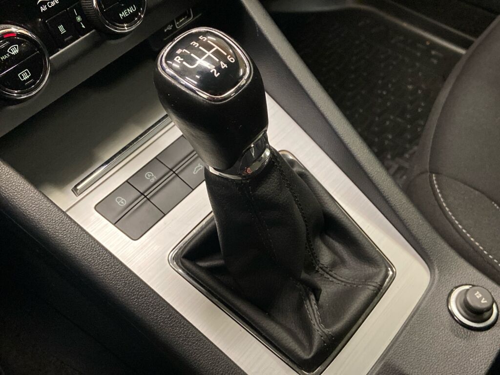 Skoda Octavia 2020 Musta