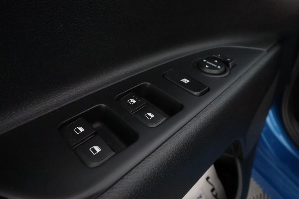 Kia Rio 2024 Sininen