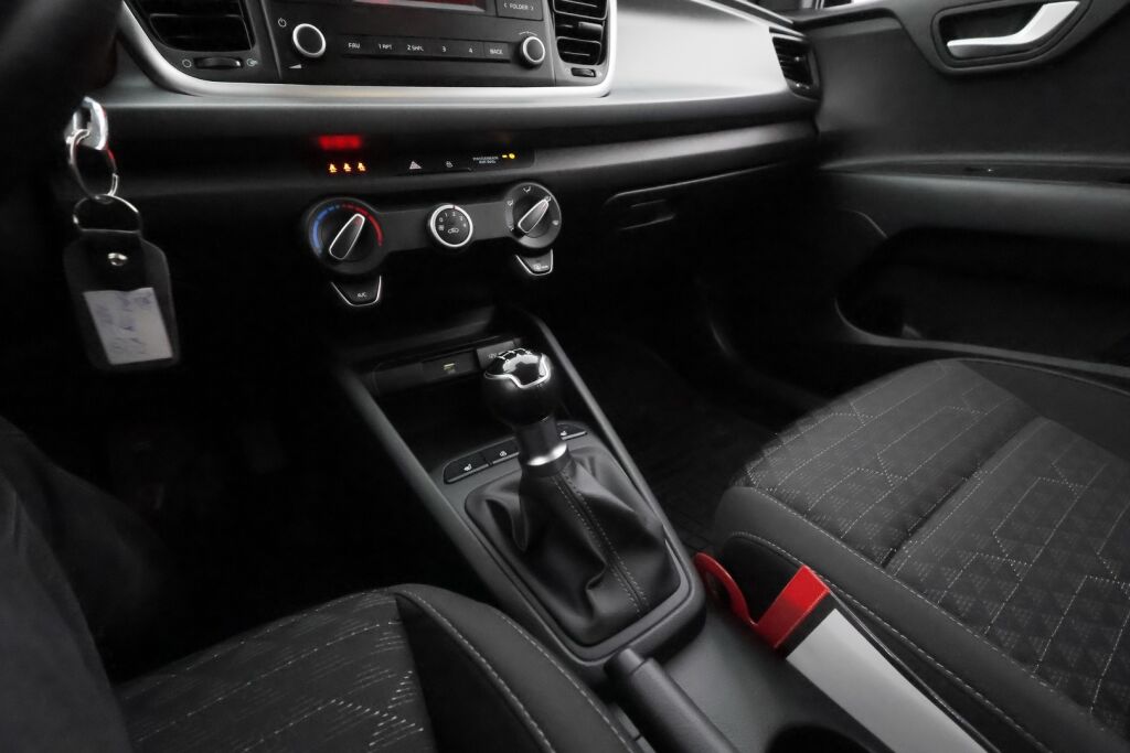 Kia Rio 2024 Sininen