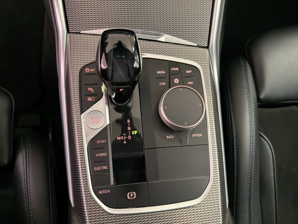 BMW 330 2020 Oranssi