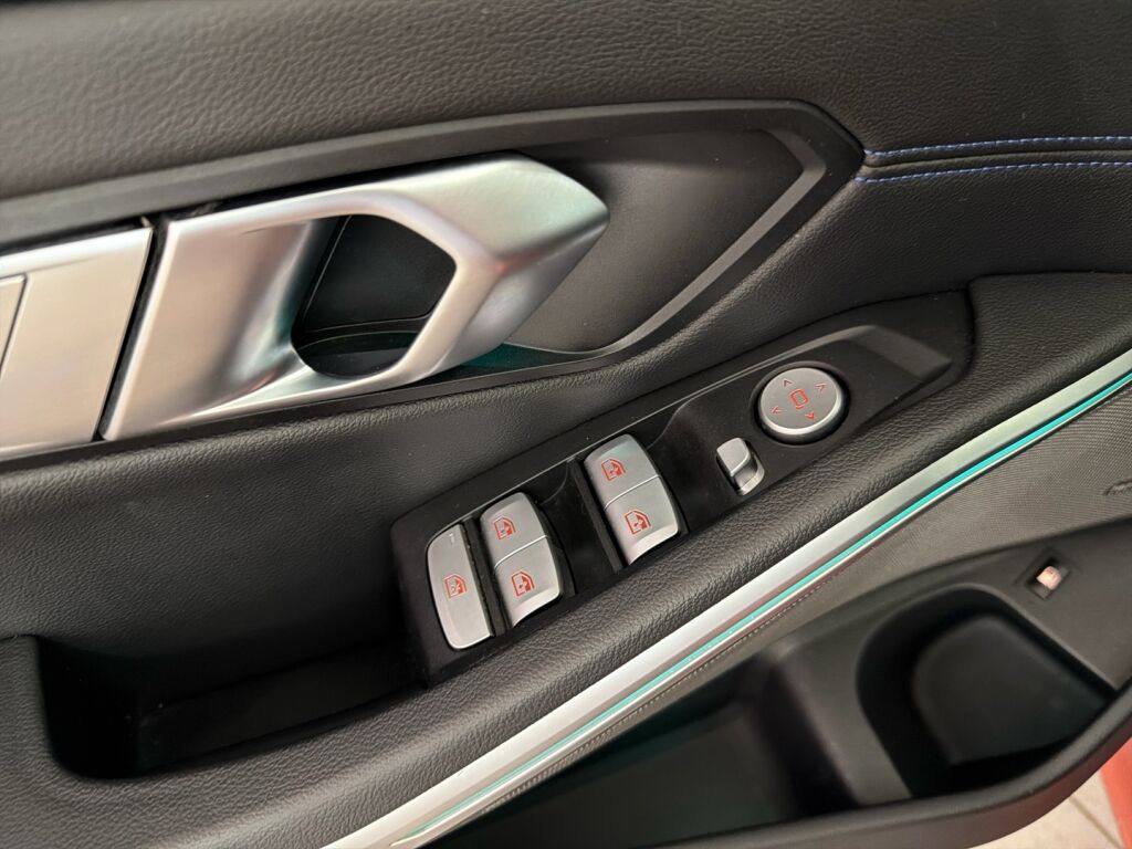 BMW 330 2020 Oranssi