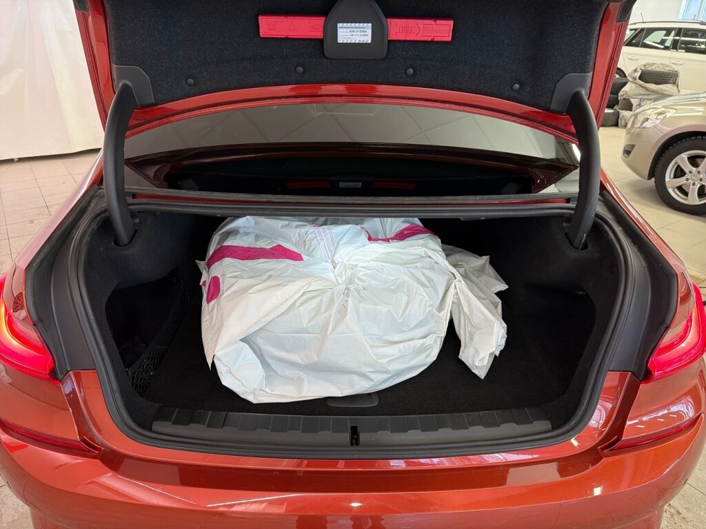 BMW 330 2020 Oranssi