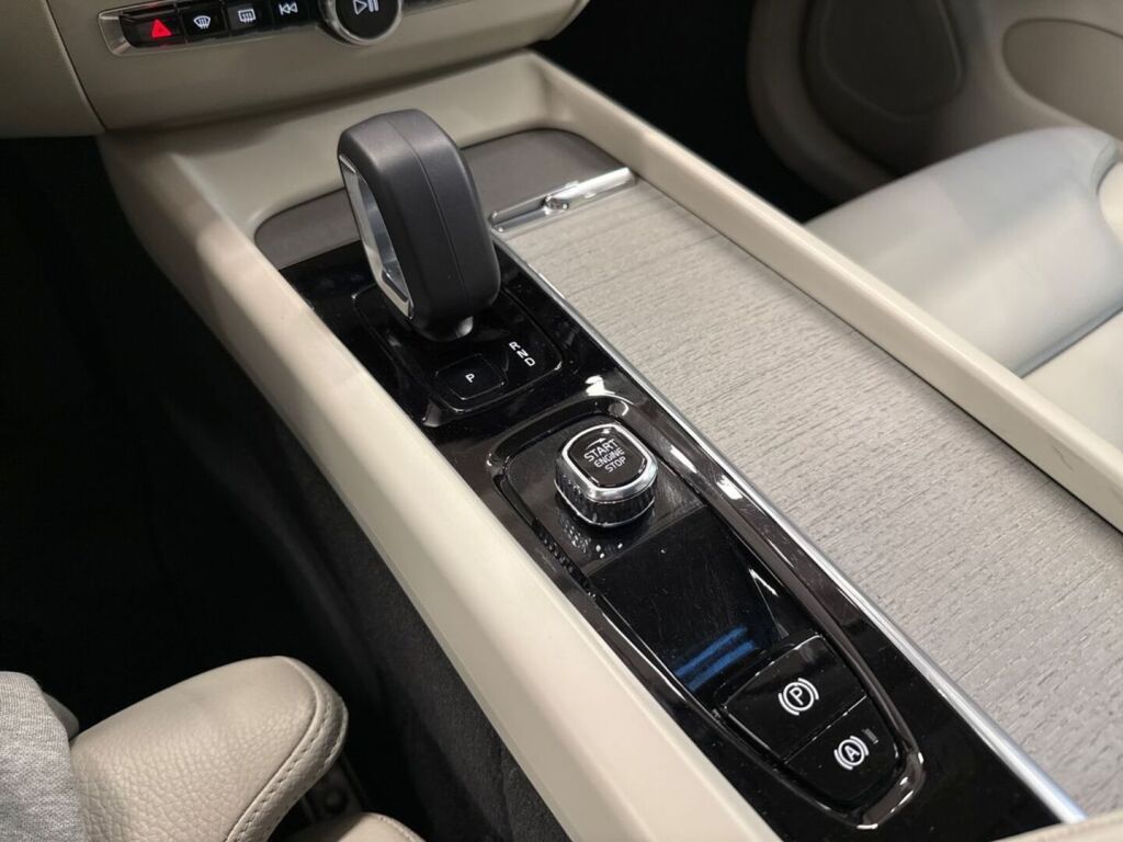 Volvo XC60 2024 Harmaa