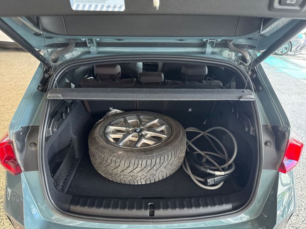 BMW iX1 2023 Vihreä