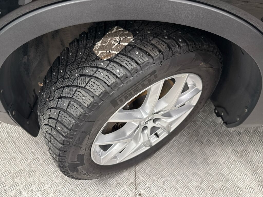 Volvo XC40 2021 Musta