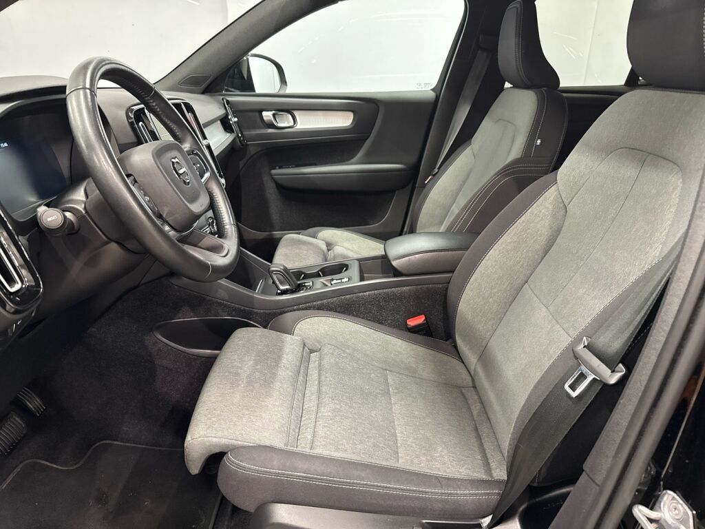 Volvo XC40 2021 Musta