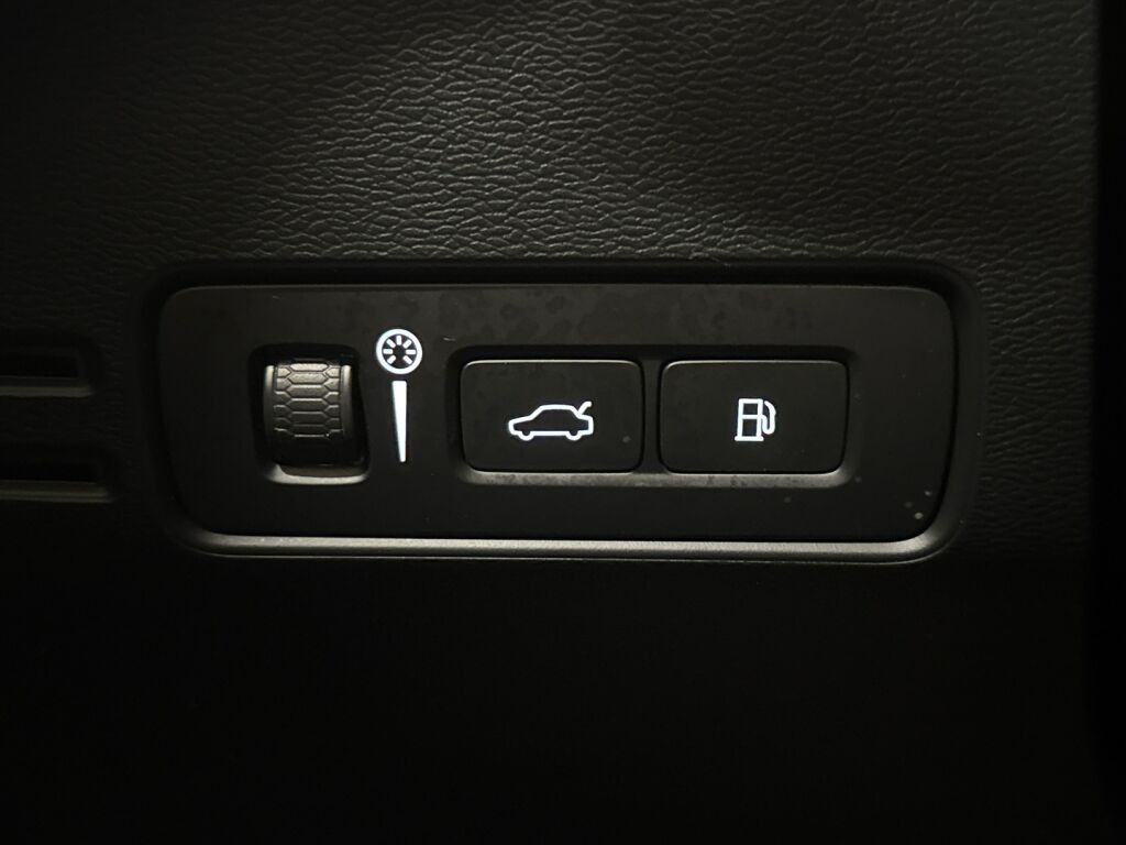 Volvo XC40 2021 Musta