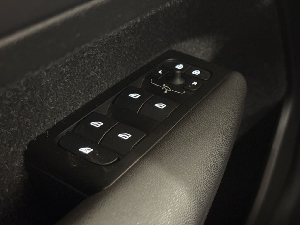 Volvo XC40 2021 Musta