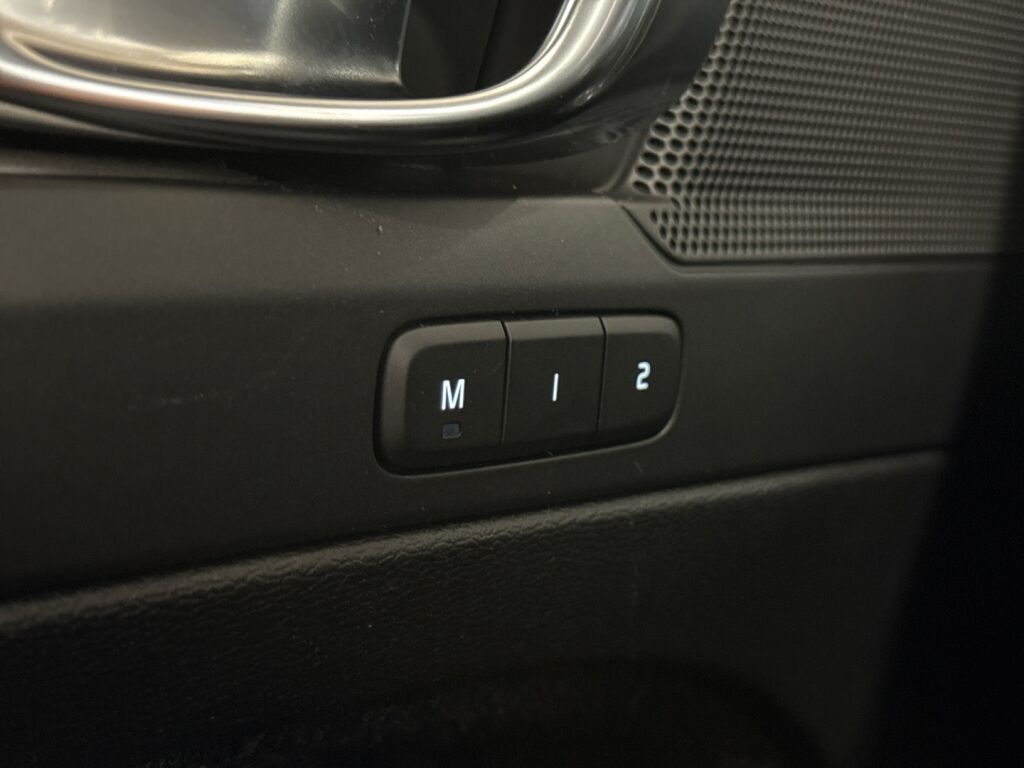 Volvo XC40 2021 Musta