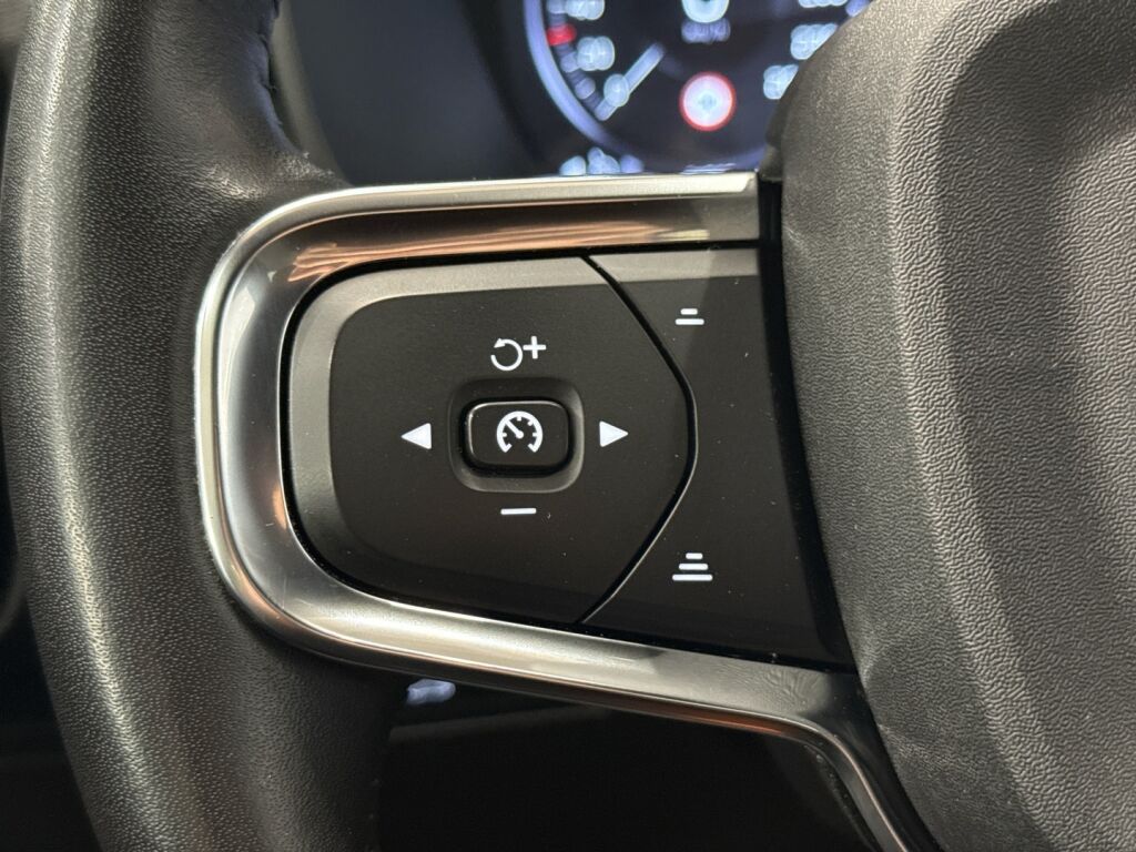 Volvo XC40 2021 Musta