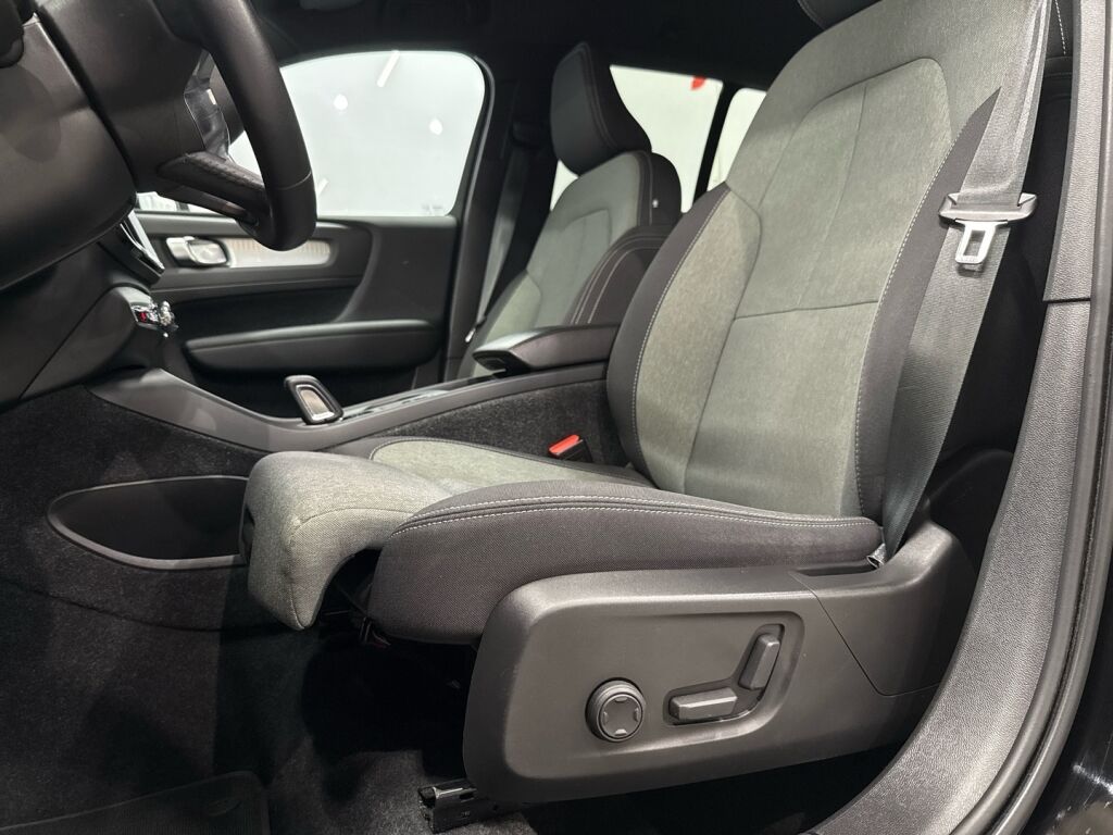 Volvo XC40 2021 Musta