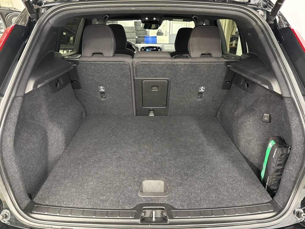 Volvo XC40 2021 Musta