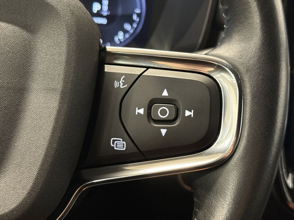 Volvo XC40 2021 Musta