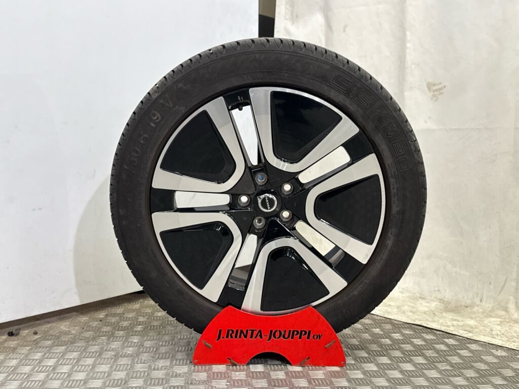 Volvo XC40 2021 Musta