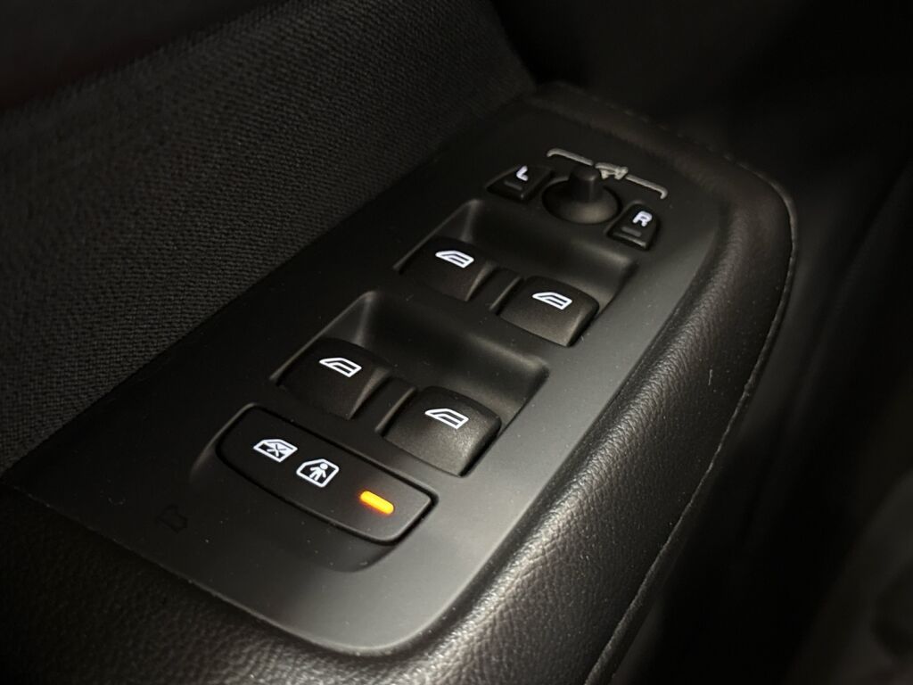 Volvo V60 2020 Musta