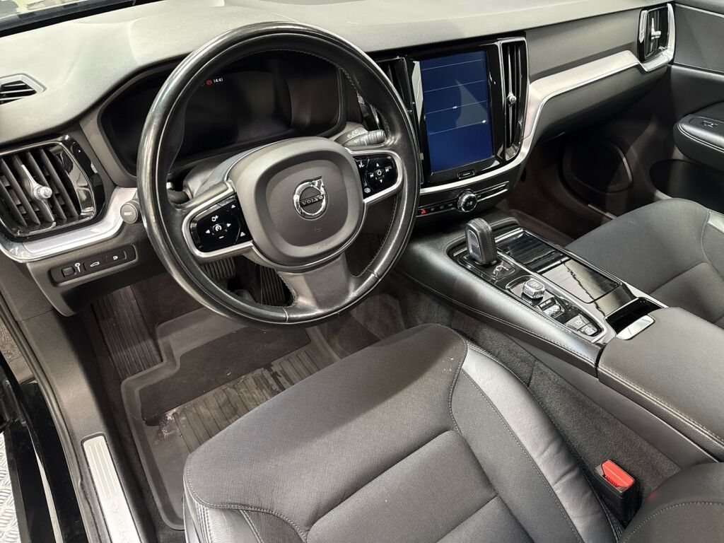 Volvo V60 2020 Musta