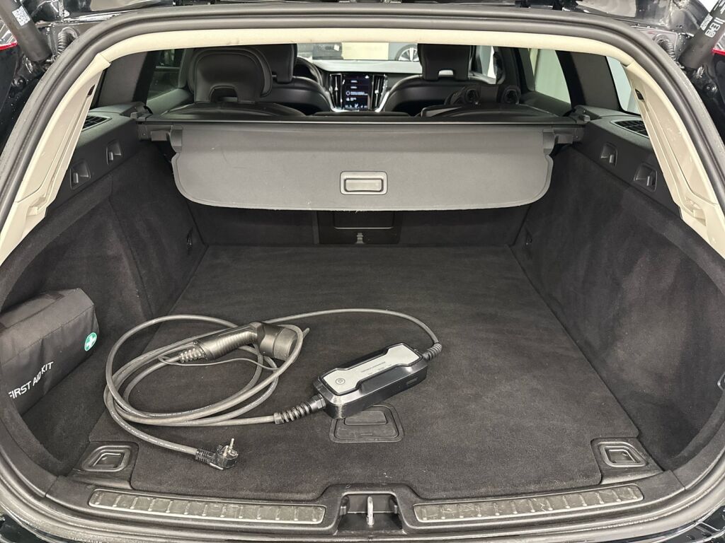 Volvo V60 2020 Musta