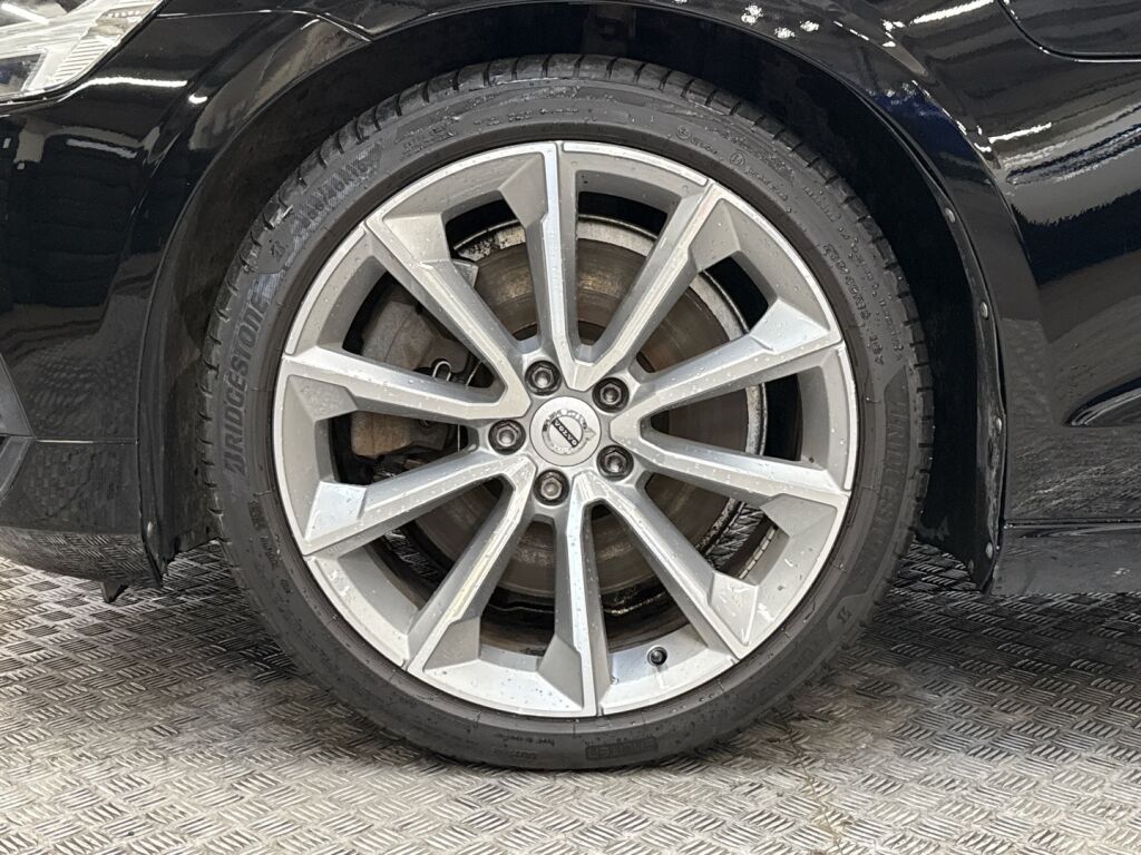 Volvo V60 2020 Musta