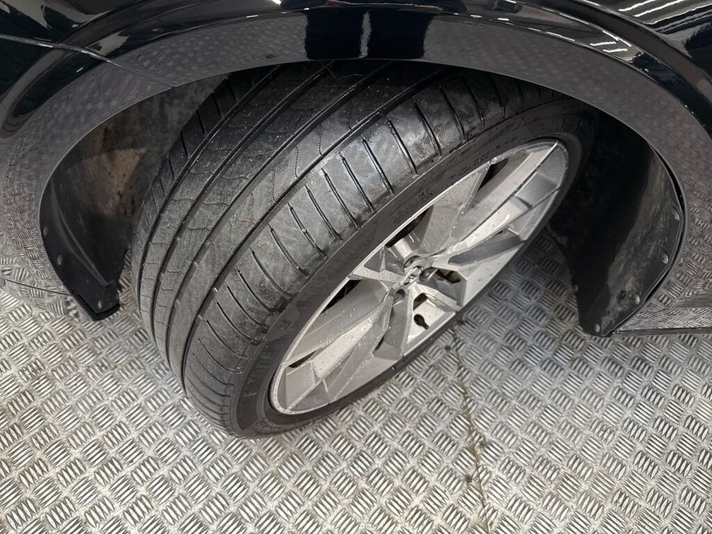 Volvo V60 2020 Musta