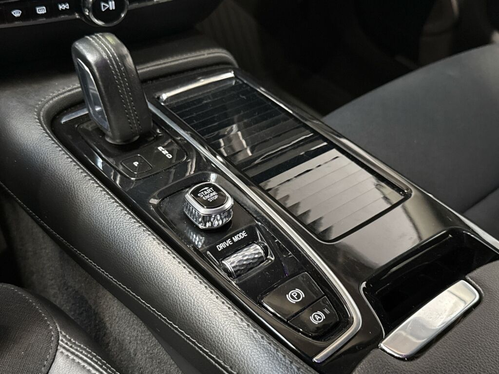 Volvo V60 2020 Musta