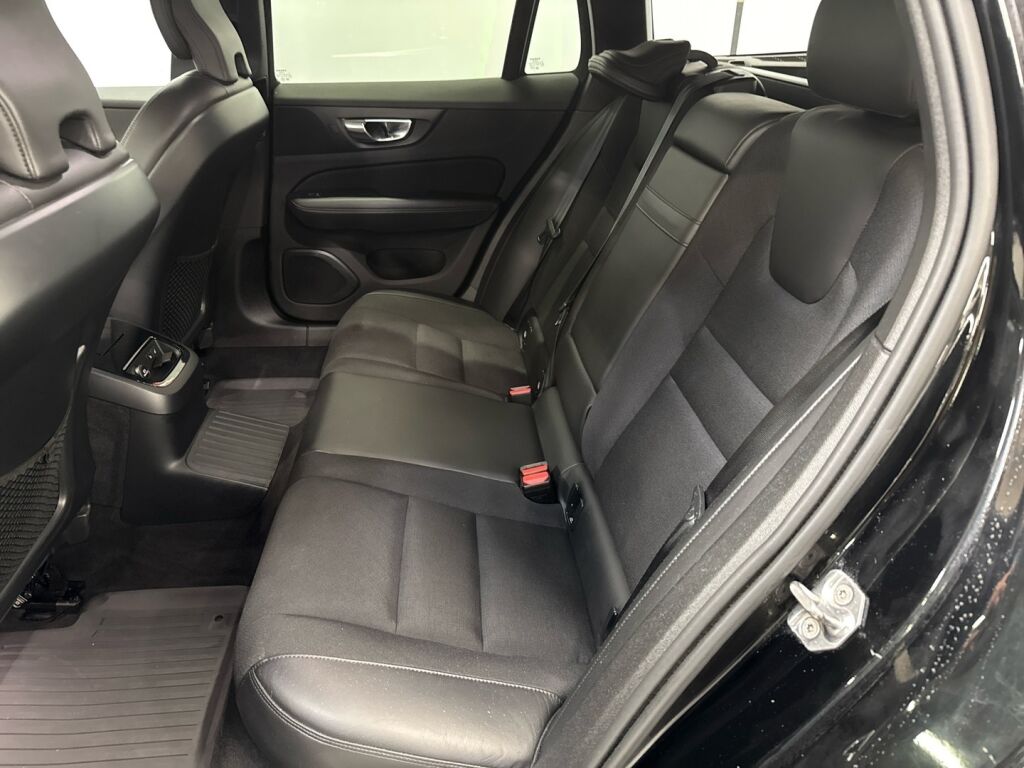 Volvo V60 2020 Musta