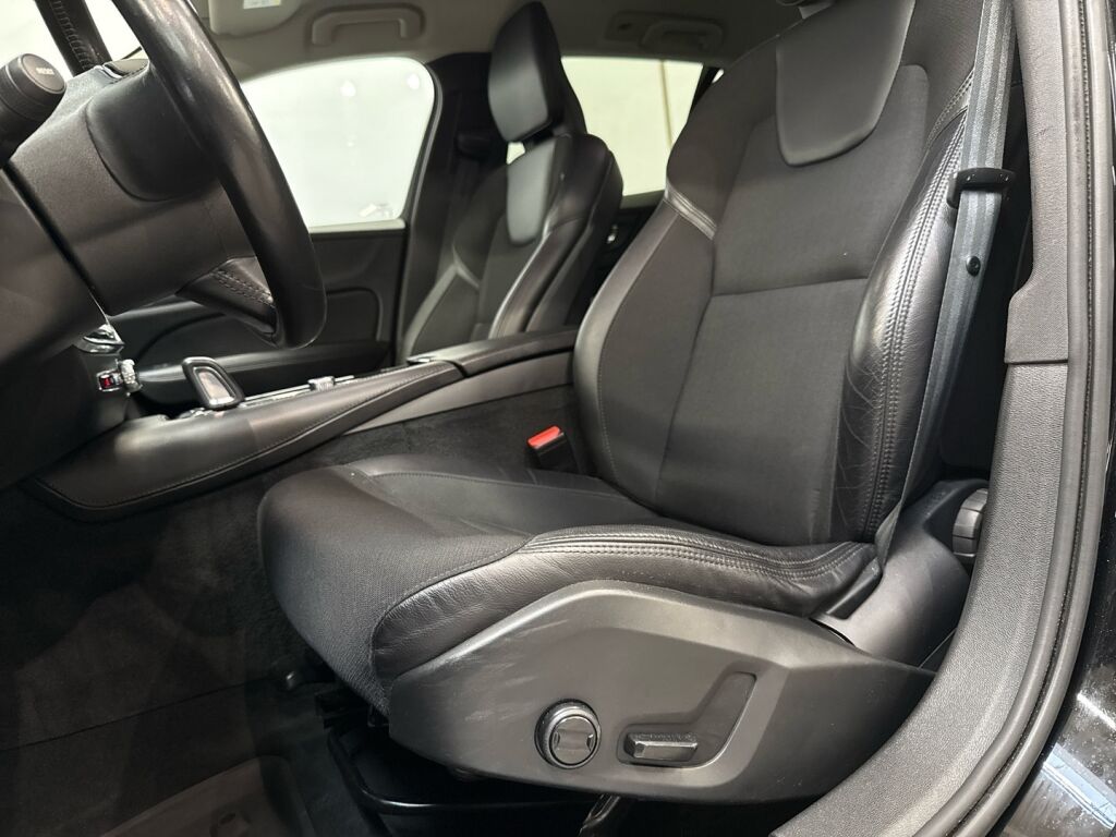 Volvo V60 2020 Musta