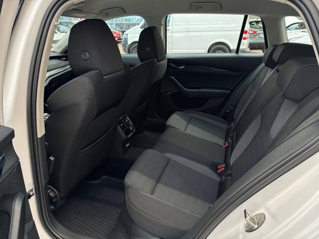Skoda Octavia 2024 Valkoinen