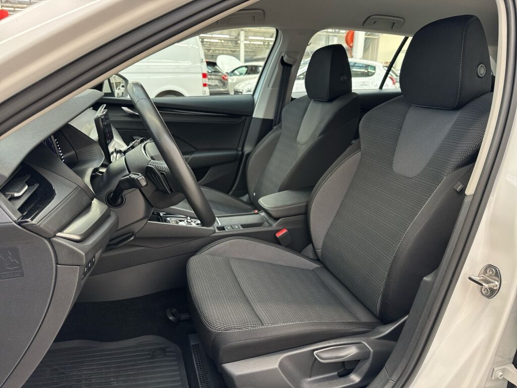 Skoda Octavia 2024 Valkoinen