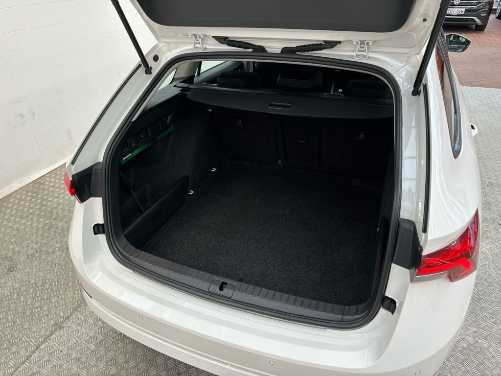 Skoda Octavia 2024 Valkoinen