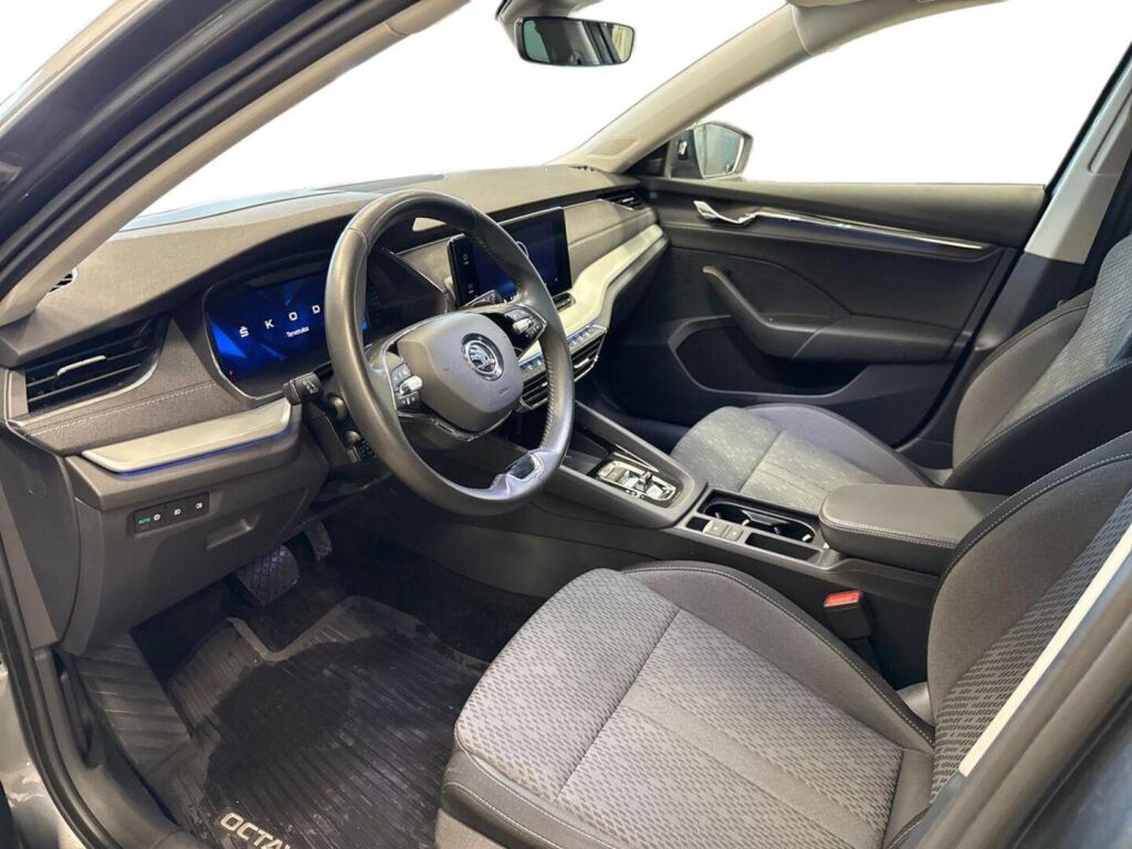 Skoda Octavia 2024 Harmaa