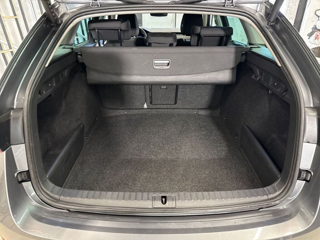 Skoda Octavia 2024 Harmaa