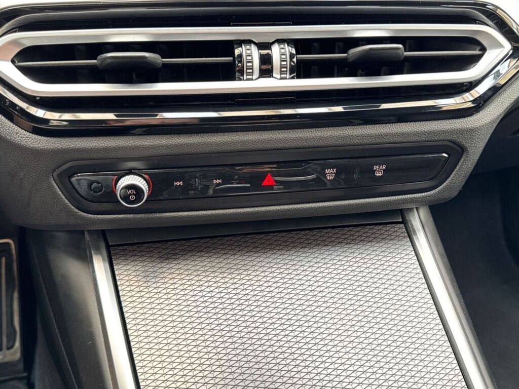 BMW 330 2024 Sininen