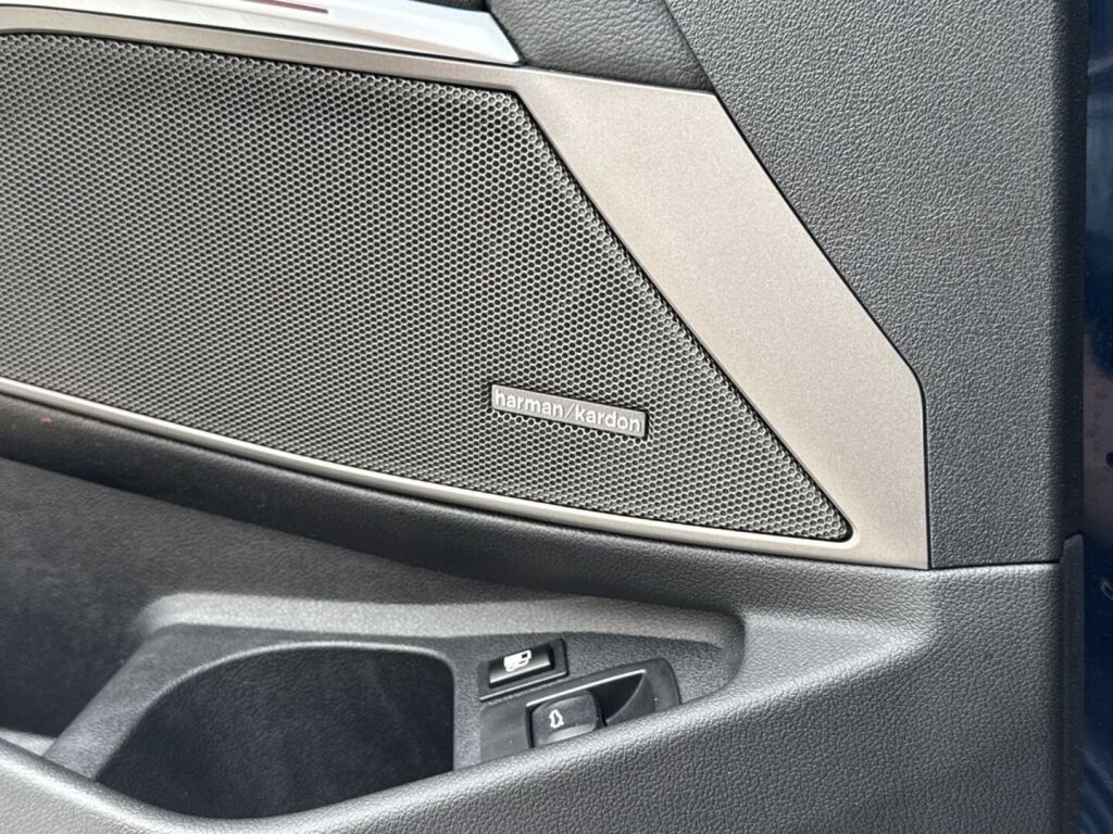BMW 330 2024 Sininen