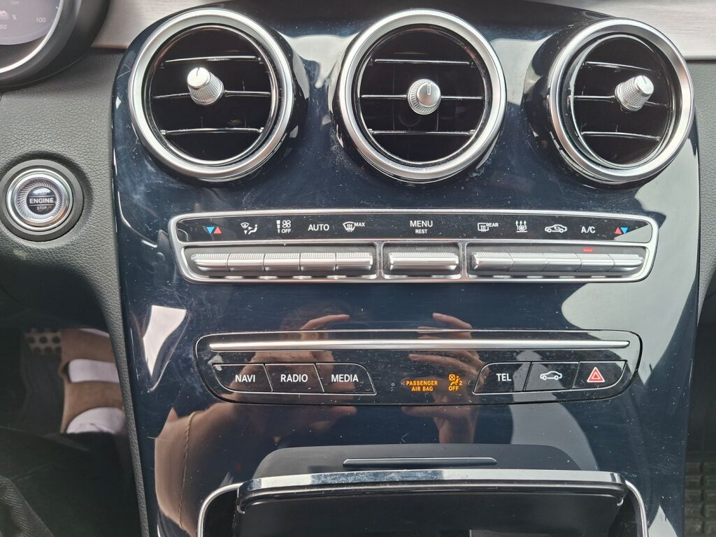 Mercedes-Benz C 2021 Musta