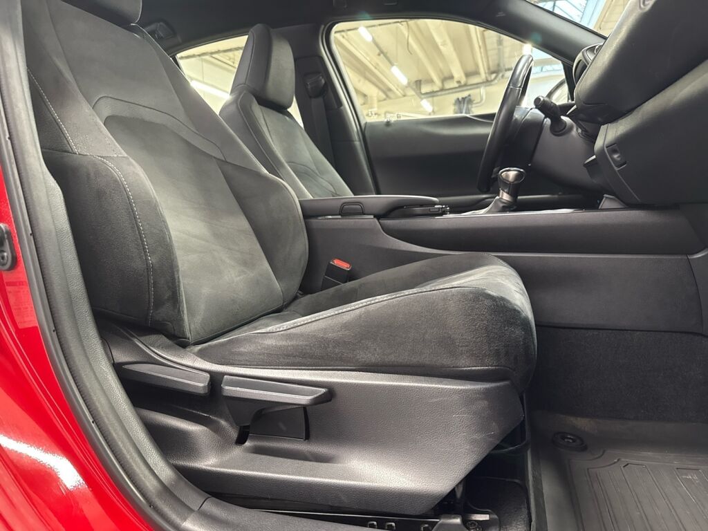 Lexus UX 2020 Punainen