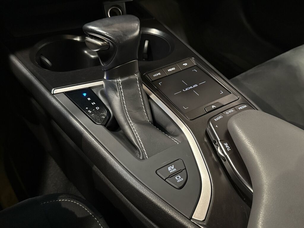 Lexus UX 2020 Punainen