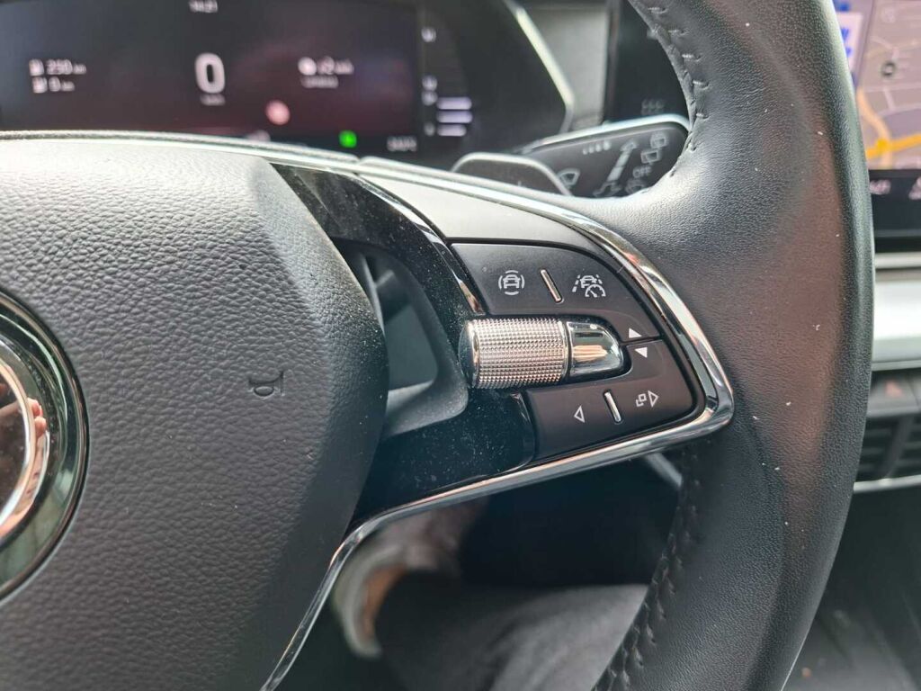 Skoda Octavia 2024 Musta