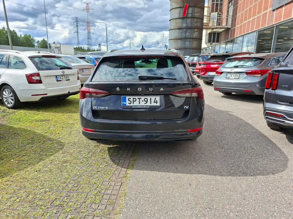 Skoda Octavia 2024 Musta