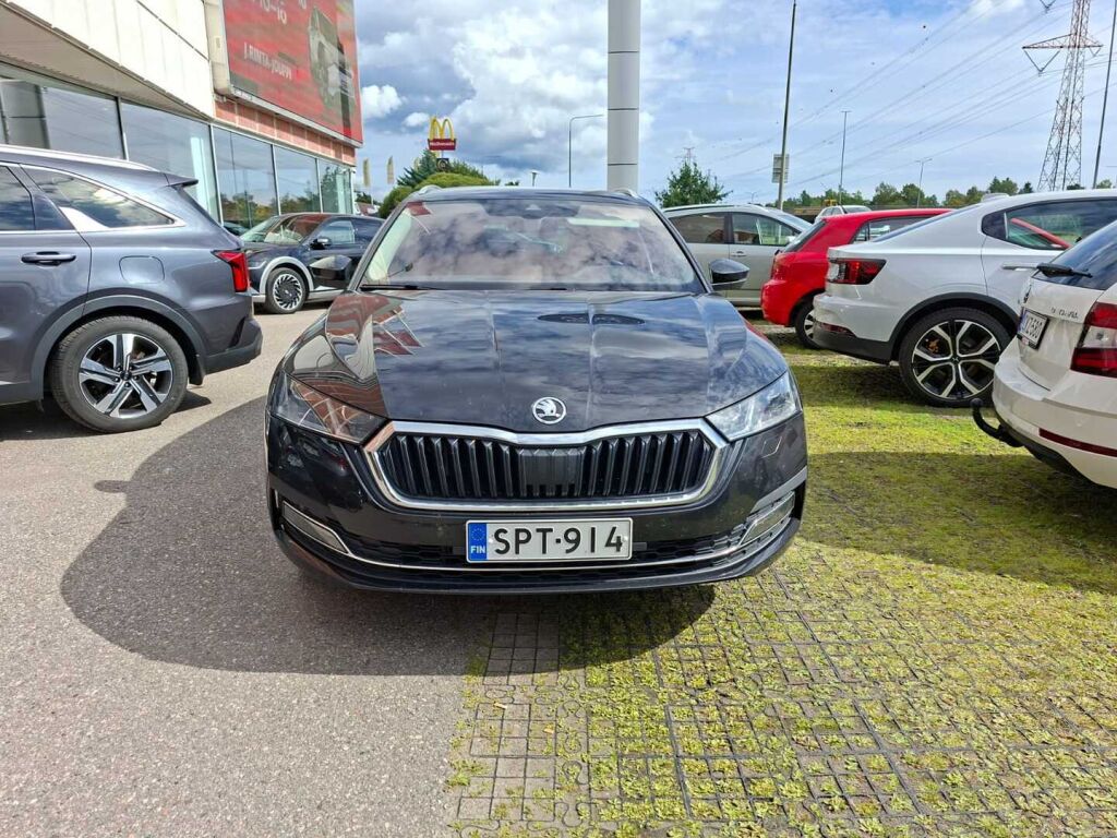 Skoda Octavia 2024 Musta