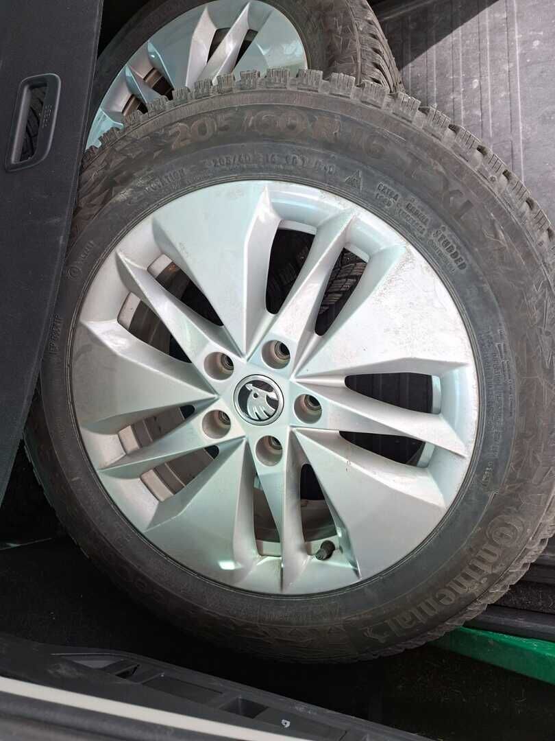 Skoda Octavia 2024 Musta