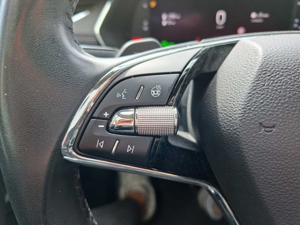 Skoda Octavia 2024 Musta