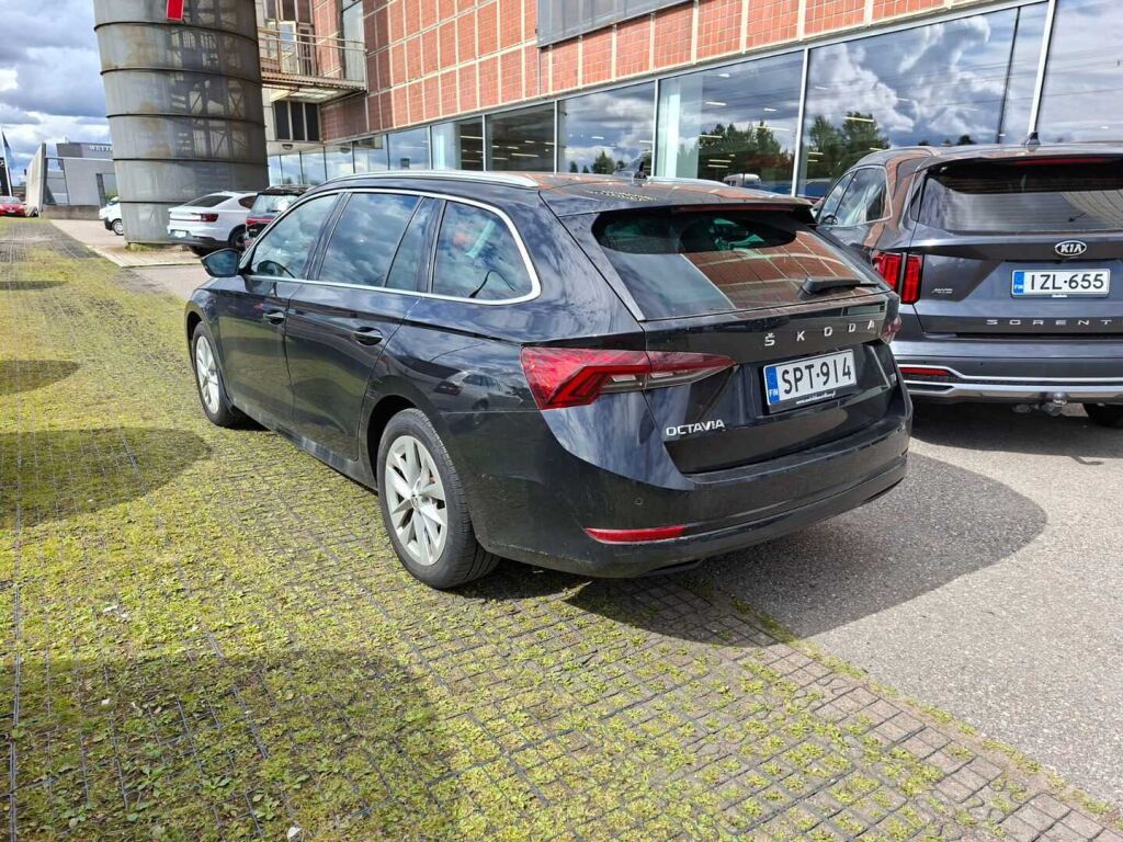 Skoda Octavia 2024 Musta