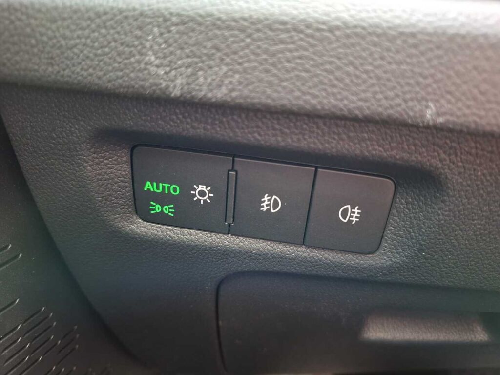 Skoda Octavia 2024 Musta