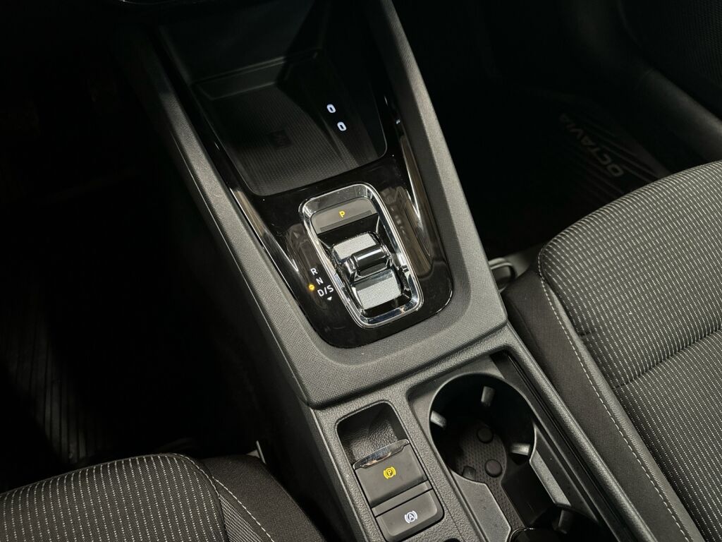 Skoda Octavia 2024 Valkoinen