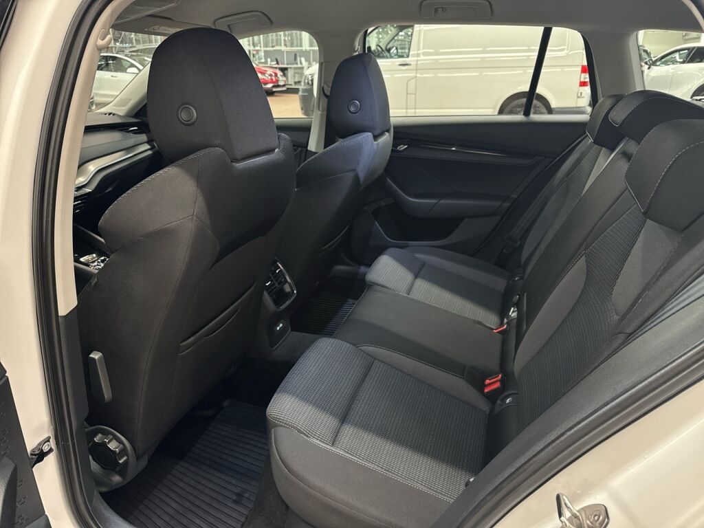Skoda Octavia 2024 Valkoinen