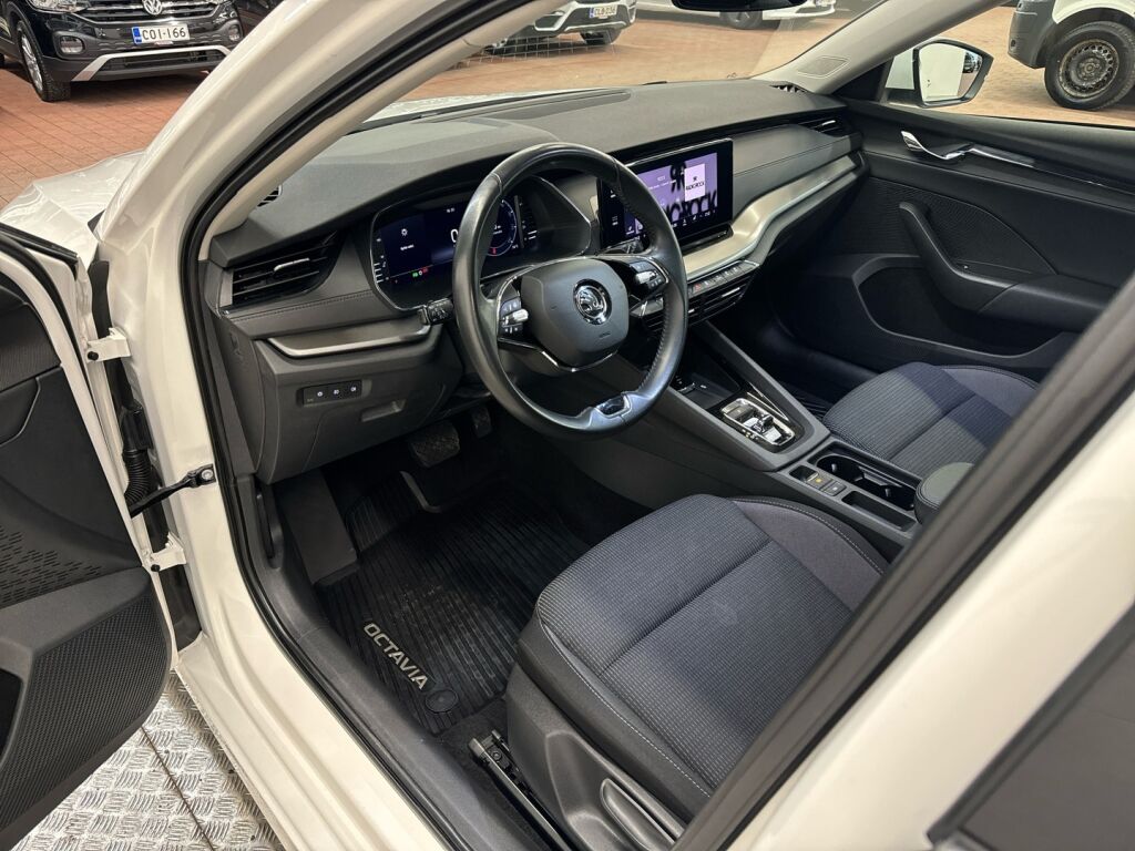 Skoda Octavia 2024 Valkoinen