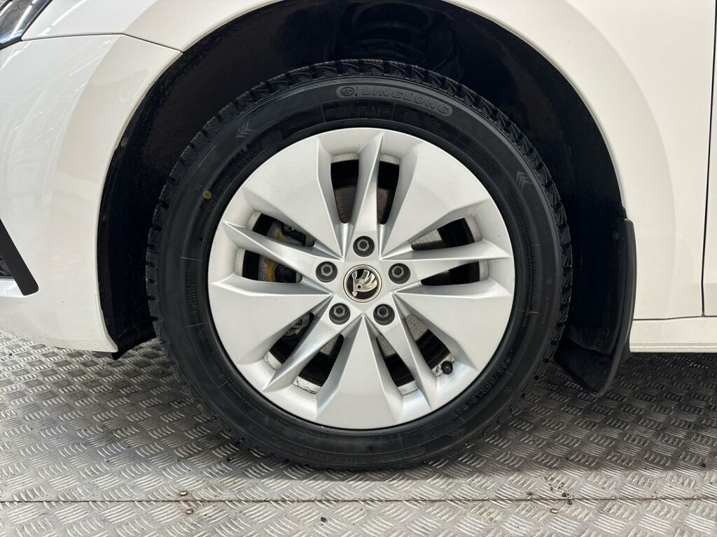 Skoda Octavia 2024 Valkoinen
